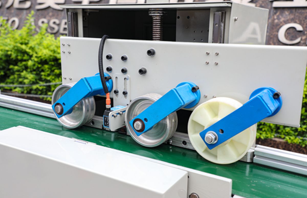 EcoWood CFS-200 CFS-200 OPT  Верхняя прижимная траверса  Установлена  на  станции измерения длины заготовок  Осуществляет верхний прижим подаваемых заготовок и обеспечивает точность измерения их длины  На траверсе установлены 3 прижимных ролика – ...